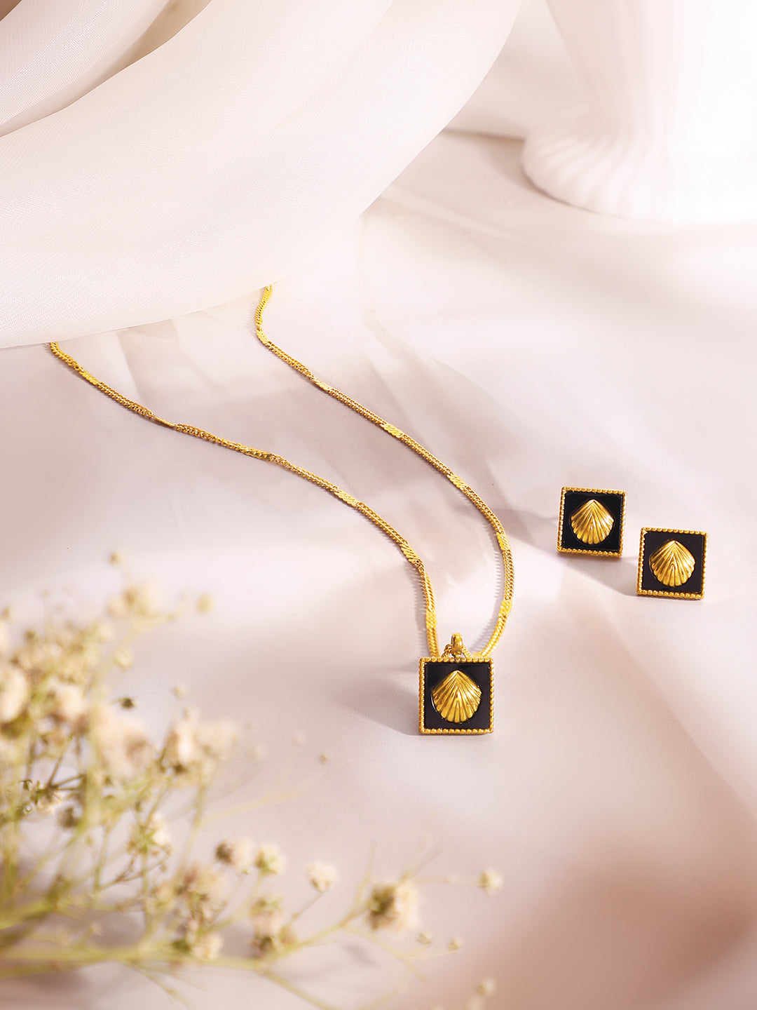 Demi Fine 18k Gold Plated Stainless Steel Shell Motif Black Pendant Set