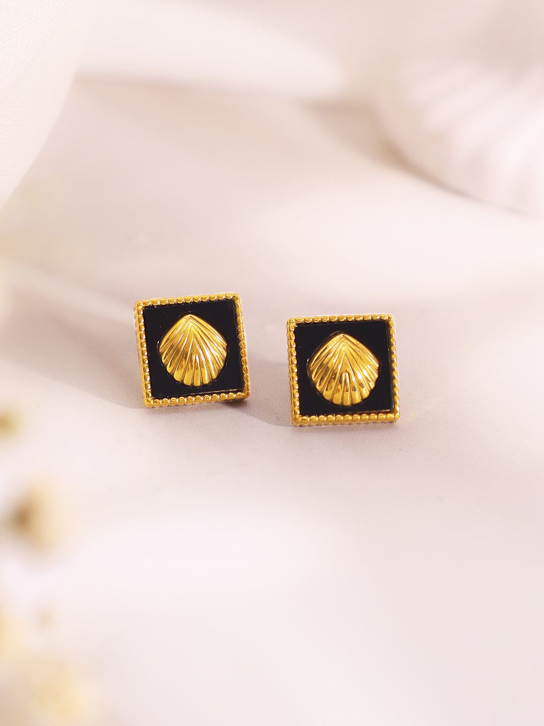 Demi Fine 18k Gold Plated Stainless Steel Shell Motif Black Pendant Set